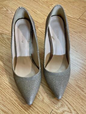le chateau Shimmery Gold Pointed Heel Pumps